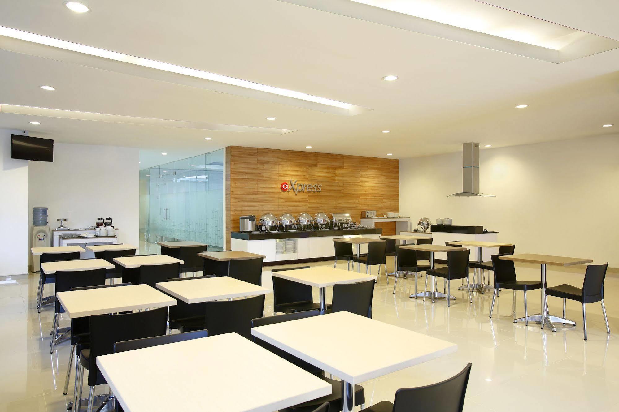 Amaris Hotel Pancoran Jakarta Exterior foto
