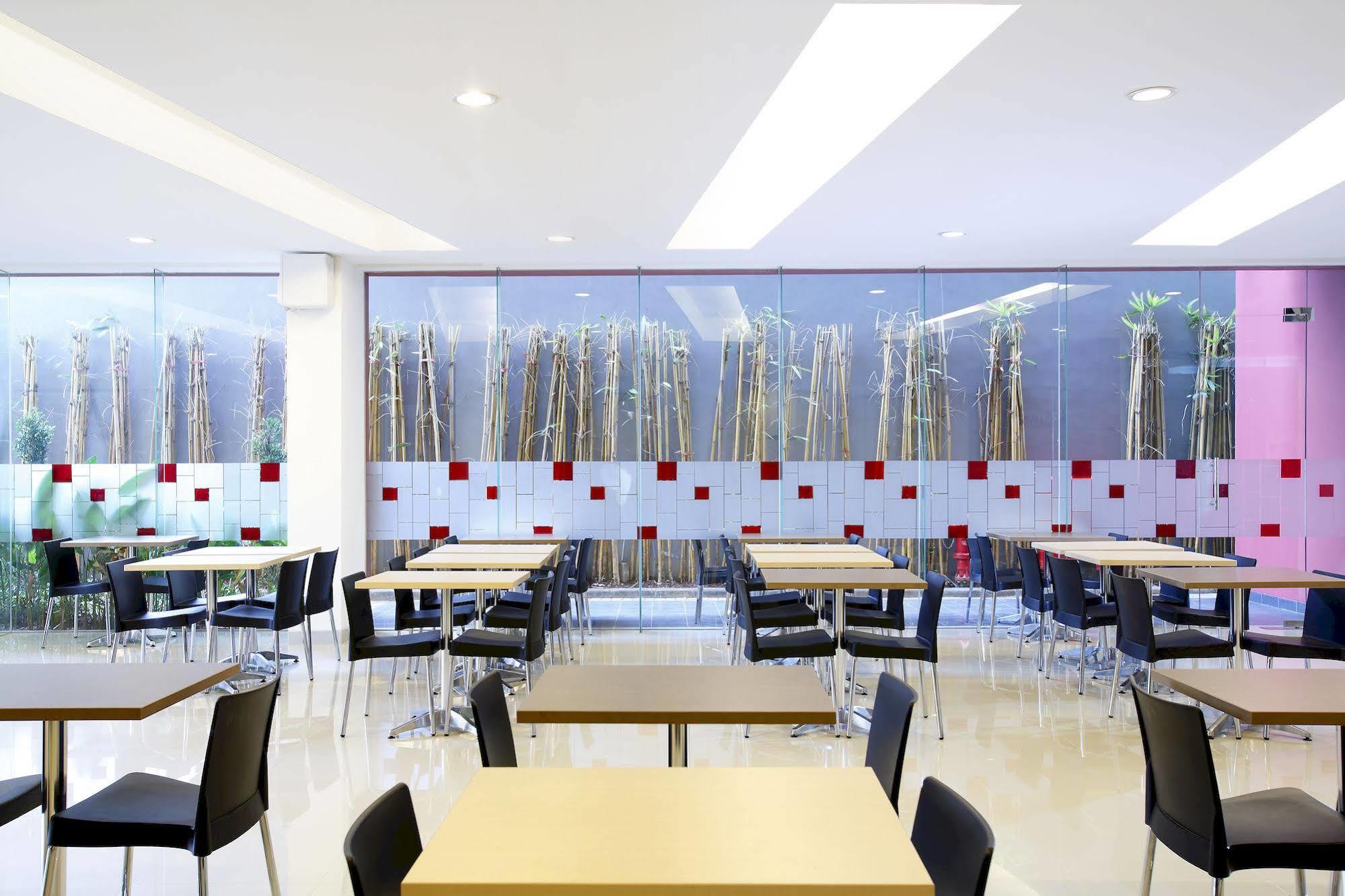 Amaris Hotel Pancoran Jakarta Exterior foto